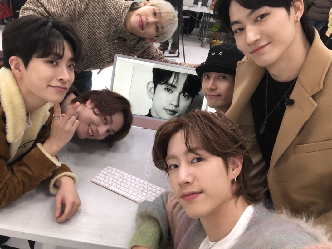 PopBase's tweet image. GOT7 stuns in newly shared group photo.