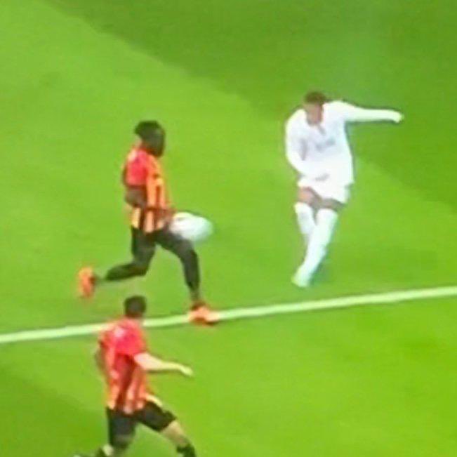 sercanhamzaolu's tweet photo. Fenerbahçe’ye verilmeyen penaltı ve Galatasaray’a verilen penaltı… Artık kelimelerin bittiği yerdeyiz! https://t.co/4TGjmpiI6h