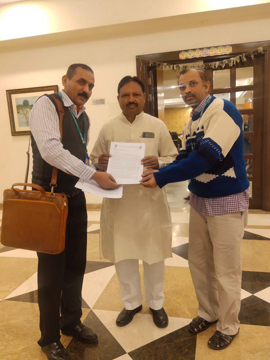 IdbiFor's tweet photo. IDBI Officers'&amp; Employees met with Honorable @BalwantINC from Amravati and handed over memorandum against proposed sale of IDBI BANK to private/foriegnplayer. 
#StopPrivatisation
#DoNotSellIDBI
#DharaviKeDushman
@EmiratesNBD
@FFH_TO
@DFS_India
@RBI
@PTI_News
@aajtak
@RahulGandhi https://t.co/DNYxje76Is