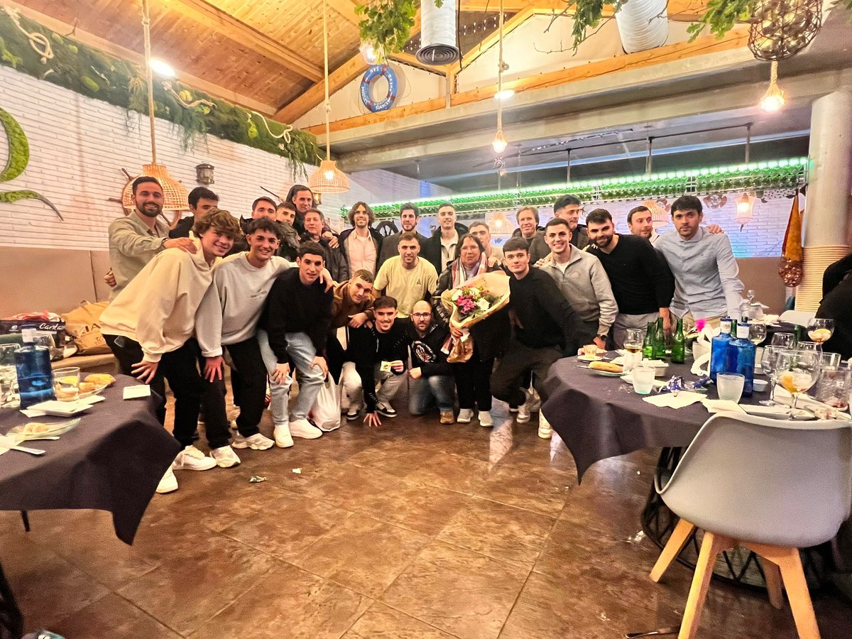Ayer tuvimos ocasión de disfrutar de la cena de Navidad del equipo del Tercera RFEF

Un grupo joven y unido, con el recuerdo y sobretodo con los detalles de los trabajadores que día a día cuidan y miman cada detalle del equipo.

Esto sigue, desearos a todos unas felices fiestas.