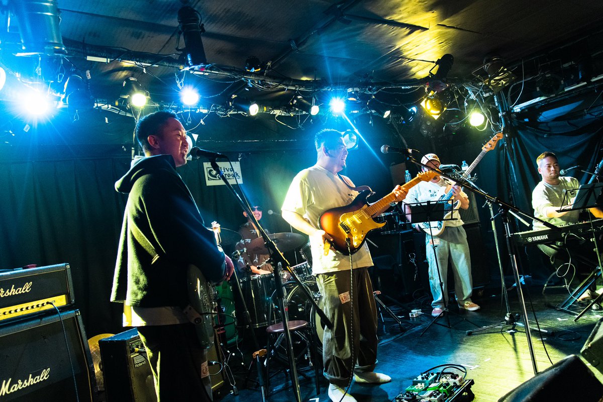 THEMUSICCIRCLE_'s tweet photo. THEMUSICCIRCLE
2024.12.14 新宿LiveFreak
#THEMUSICCIRCLE

久久

1.深呼吸（Polaris）
2.あの娘が眠ってる（Fishmans）
3.幻村高原オートキャンプ場
4.ブレーメン（くるり）

📷 @stretch324 https://t.co/d5pNLTXVtU
