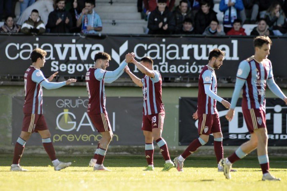 Excepcional momento de forma y excepcional temporada de <a href="/lagimnastica/">Gimnástica Segoviana CF</a> 

Invicto en La Albuera, han sumado 10 de los últimos 12 puntos disputados.

Un recién ascendido que está dando mucha guerra, y sí, tienen la camiseta más bonita de 1RFEF.