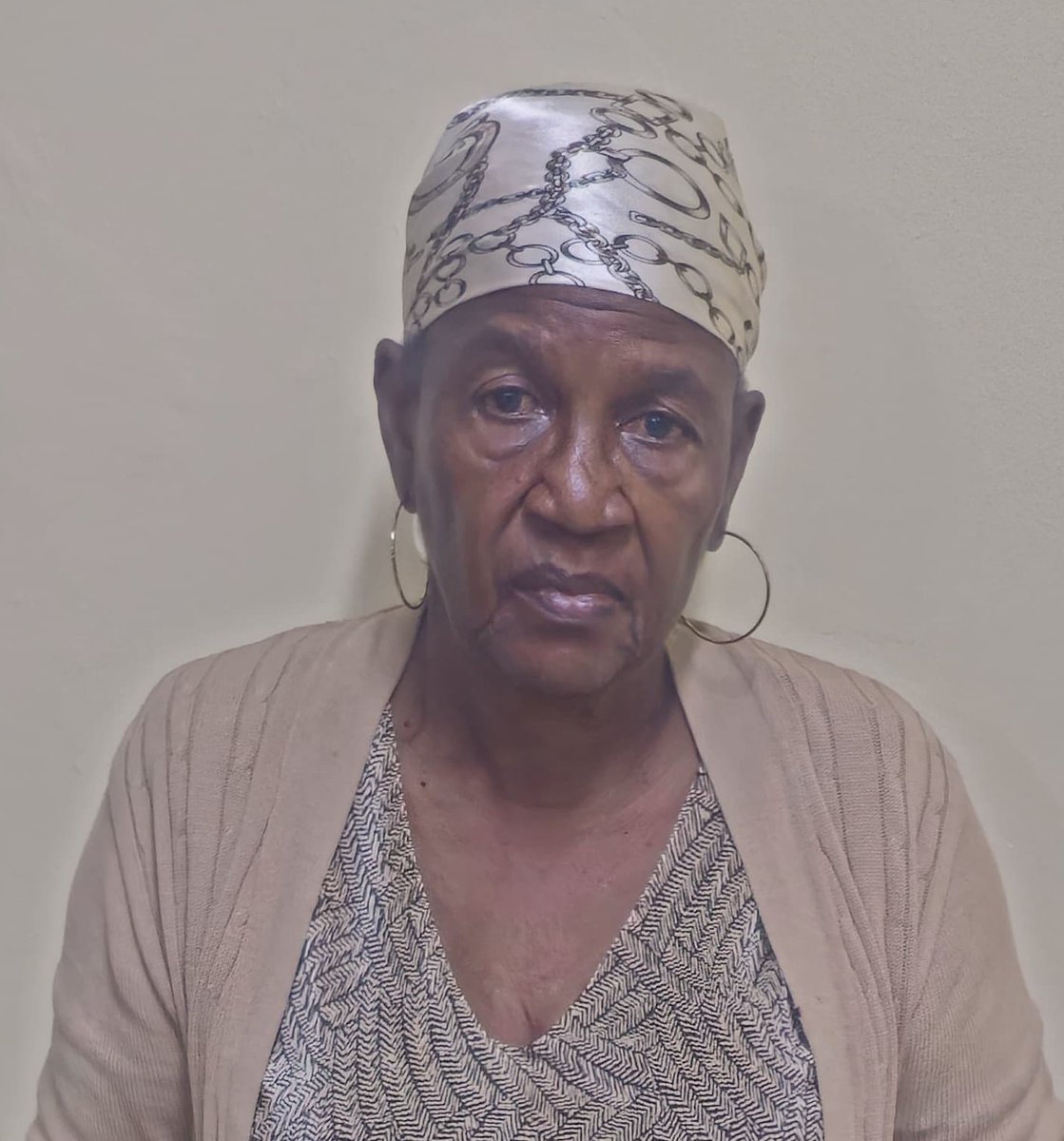 The Portmore Police are seeking the public’s assistance to reunite this woman with her family. She was found wandering in Portmore, St. Catherine on Saturday, December 21.

She gave her name as Evan Graham of a St. Elizabeth address.