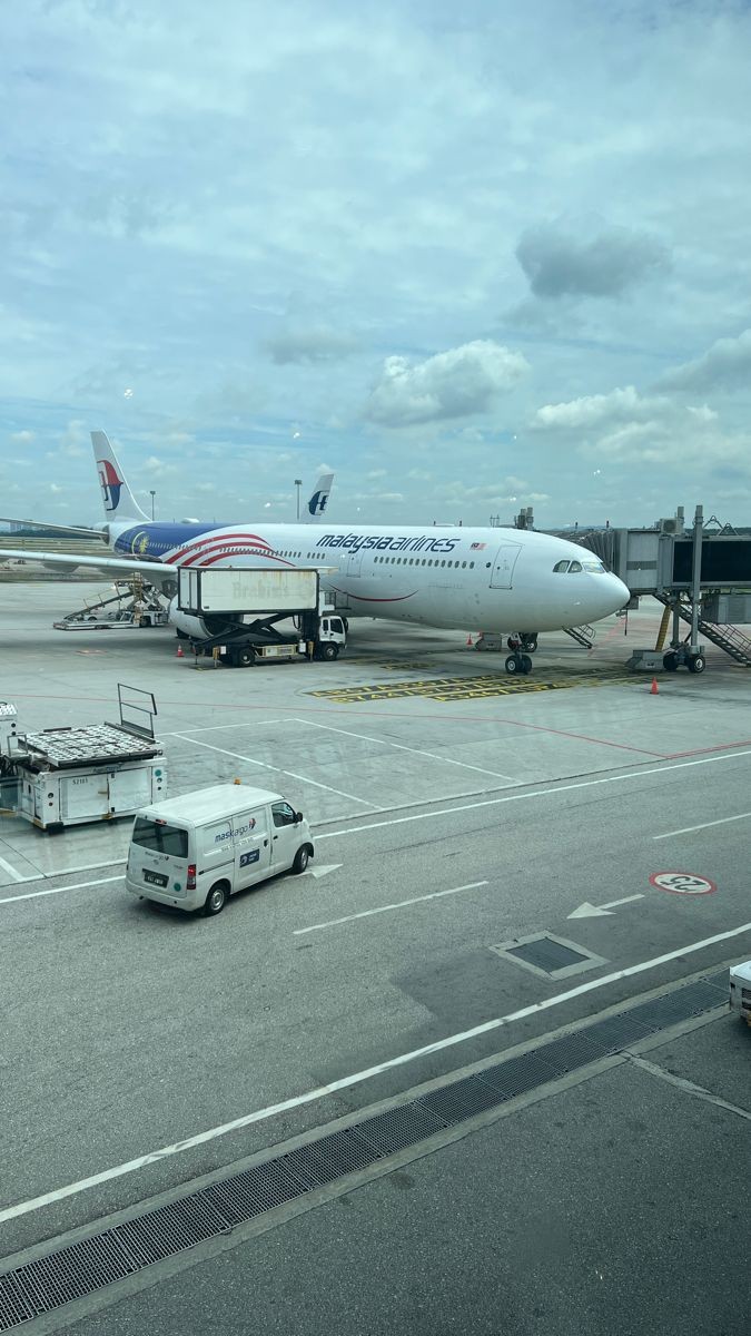 zalyazahari's tweet photo. Kalau tengok price ticket MAS &amp; Air Asia memang banyak beza but actually  lepas korang naik dan rasai sendiri baru tahu why the price berbeza ✈️ https://t.co/r4Ufl0CcnK