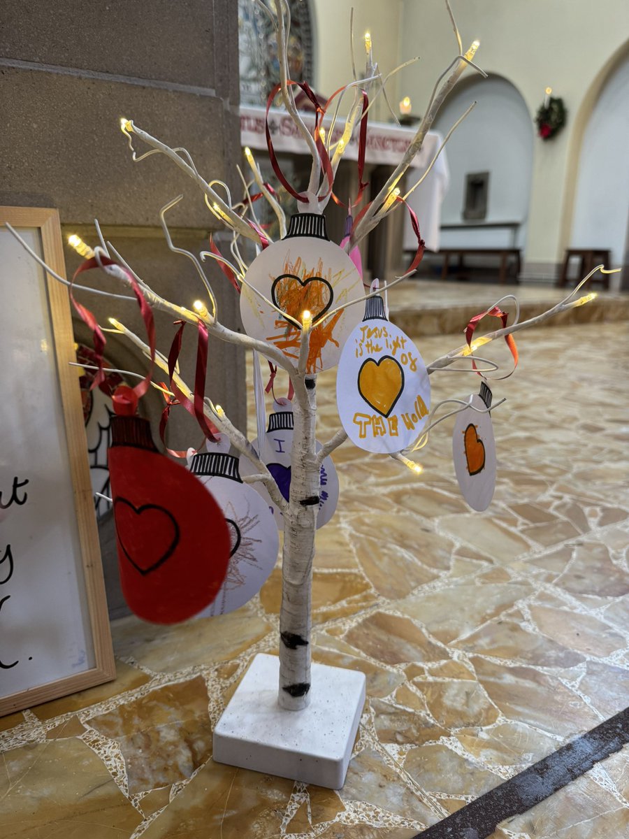 OlolLiturgy's tweet photo. On the #FourthSundayofAdvent we thought about God’s gift of love to us, his  own Son Jesus. We too can give the gift of love to others through our actions and words this Advent 🎁❤️@ourladyoflourd1 #BhamDES #BCPP_ #RCBirmingham https://t.co/Vl5yNKR2On
