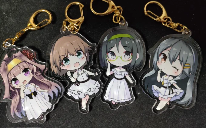 ちなみに、金剛四姉妹のアクキーはこんな感じです!ナスカンは金剛型なので、金色にしてます。