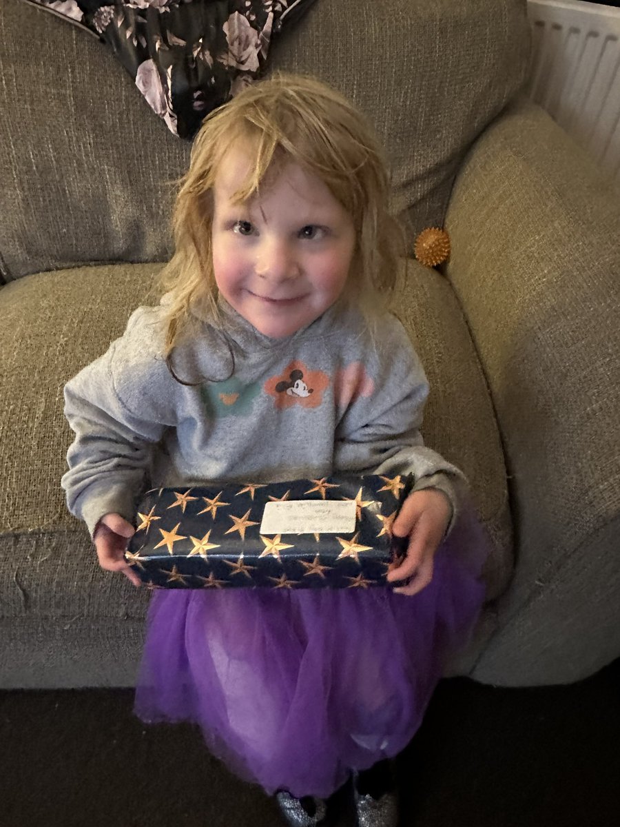 debbym's tweet photo. @WYP_BatleySpen you made my granddaughter’s day when one of your patrol cars stopped and gave her a present this morning. Happy Christmas 🎅🏻 https://t.co/Gs2ID1SzHs