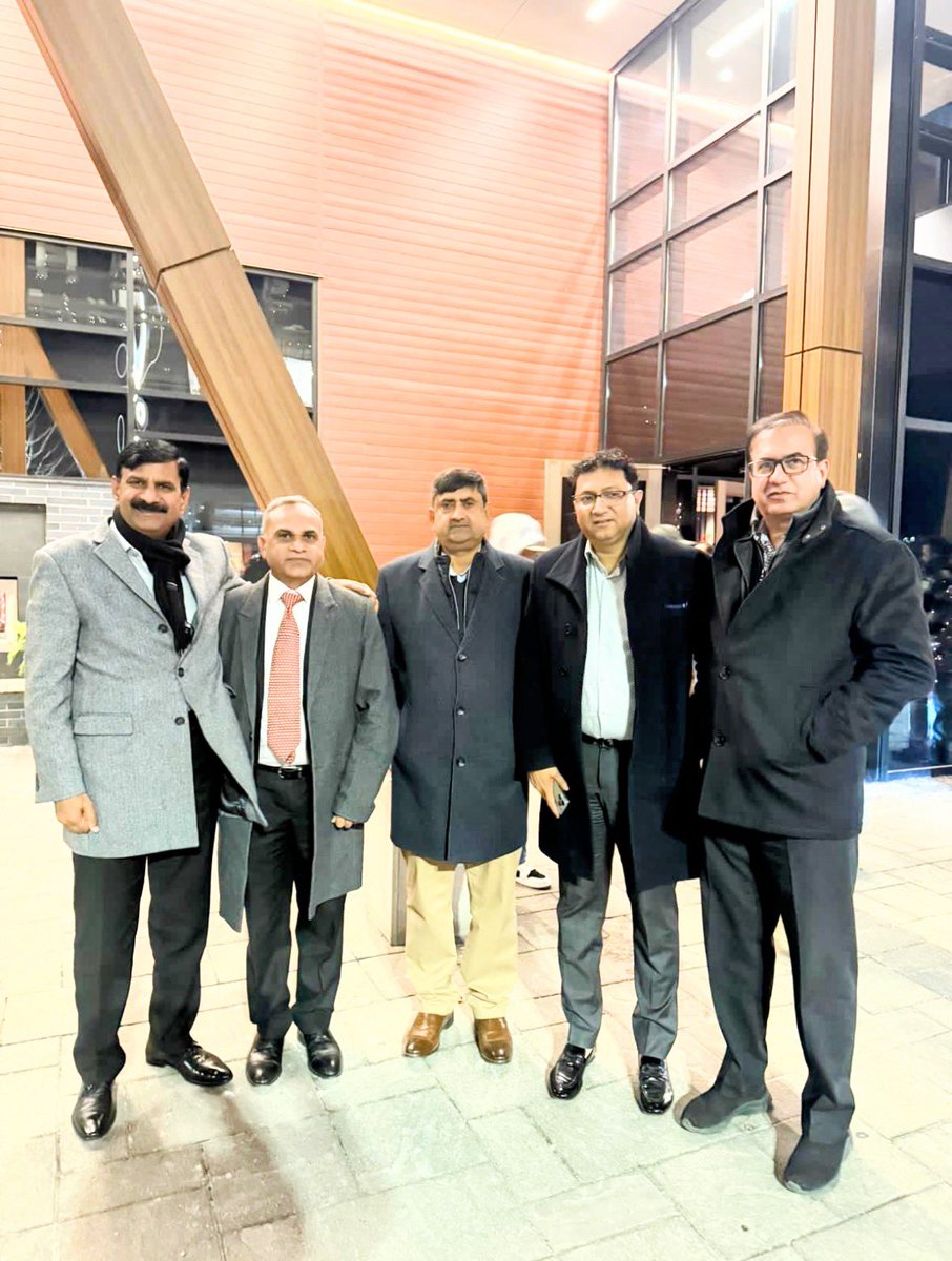 mohsin_goraya's tweet photo. Dinner and Gup shup with , counsel General  Pakistan 🇵🇰 in Toronto 🇨🇦 Honourable Khalil Bajwa  . https://t.co/Xf1jz50H3p