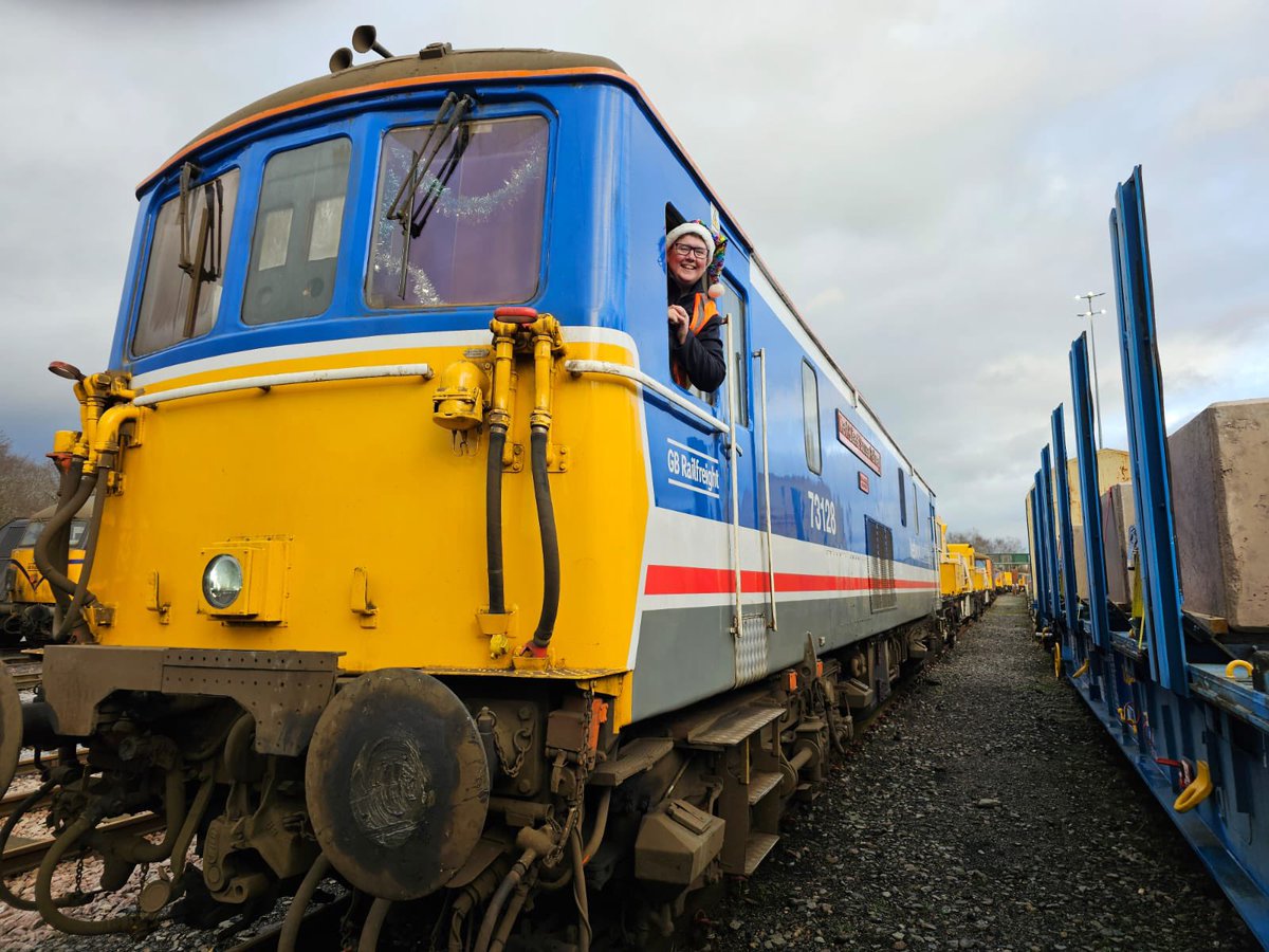 Yesterday was my last working day before Christmas, so 3Y90 had a touch of tinsel. Merry Christmas everyone 🎄🎄🎄