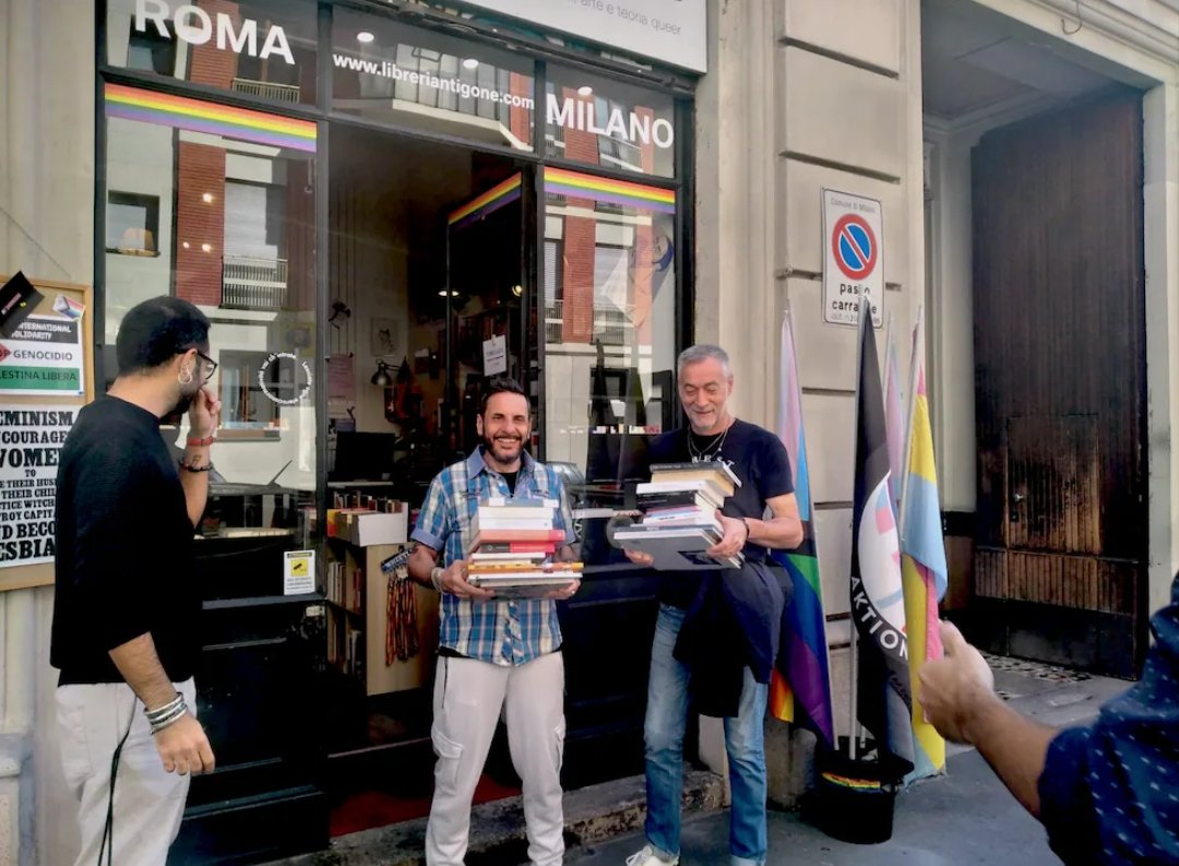 UNA REVOLUCIÓN DE BIBLIOFILOS SE ESTÁ VIVIENDO EN ITALIA 

Reivindican el poder de la lectura y apoyan económicamente a los libreros, es una iniciativa ciudadana que se extiende por Italia comprando escaparates enteros de libros, libros que luego van repartiendo entre la gente.