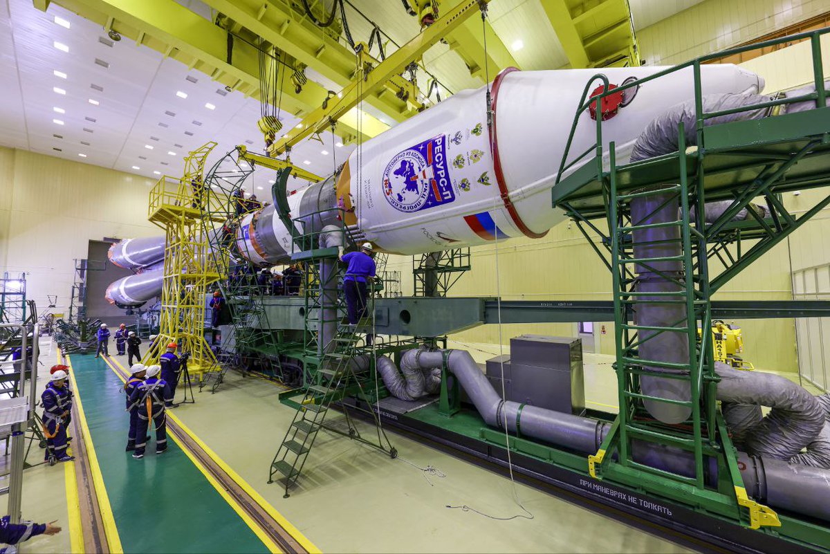 TheSpacePirateX's tweet image. The Soyuz-2.1b rocket for the &quot;Resurs-P&quot; No. 5 satellite launch has been assembled in Baikonur Cosmodrome.

🗓 Rollout : Dec 23
🗓 Launch: Dec 25, 10:45 MSK (07:45 UTC).

#SpaceExploration #RocketLaunch #ResursP5 #SoyuzRocket #SatelliteMission