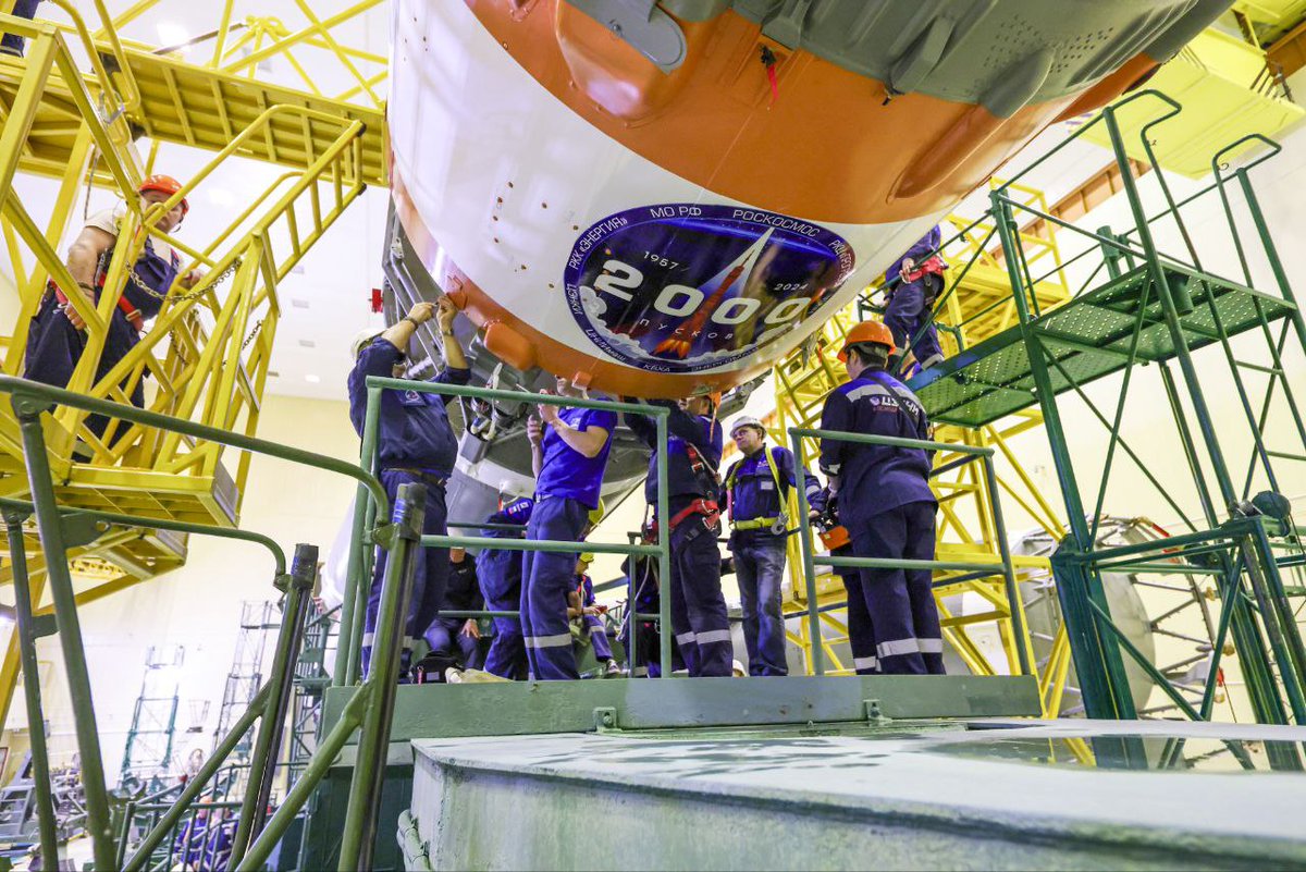 TheSpacePirateX's tweet image. The Soyuz-2.1b rocket for the &quot;Resurs-P&quot; No. 5 satellite launch has been assembled in Baikonur Cosmodrome.

🗓 Rollout : Dec 23
🗓 Launch: Dec 25, 10:45 MSK (07:45 UTC).

#SpaceExploration #RocketLaunch #ResursP5 #SoyuzRocket #SatelliteMission