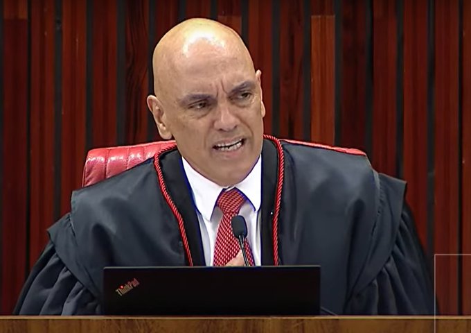 BrasilPost13's tweet photo. URGENTE:
Bolsonaro senta no gramado, e ameaça começar uma greve de fome feroz: "Enquanto Moraes não me der anistia, não saio daqui, não comerei nada, prefiro morrer de fome, mas não vou pra cadeia" ... 👇 https://t.co/U9SUubc43Q