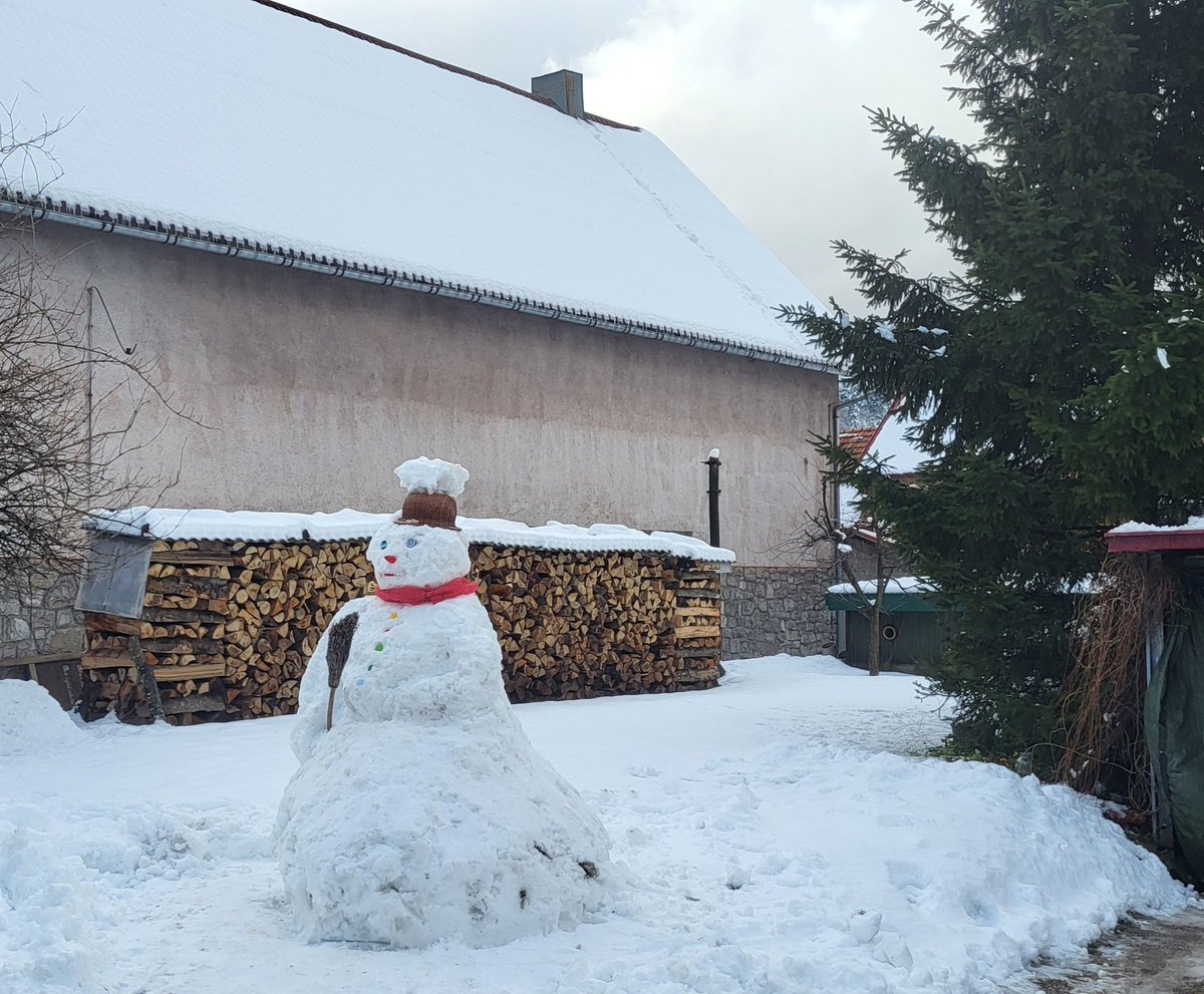 s_marcac's tweet photo. Lijep ⛄️ u Delnicama, nadam se da će dočekati Božić.., ima tu i zaliha "goriva" da se izdrži duga Goranska zima.
#Delnice #GorskiKotar
📸 Robert Jambrešić https://t.co/lFmNIGVEw8