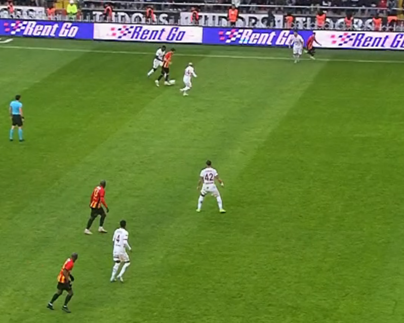 alicanozcan_'s tweet photo. Kayserispor-Galatasaray maçında kulübe tarafındaki  yardımcı hakem şov yapıyor. Önce Davinson'un kafa vurduğu topta Kayseri'ye ofsayt verdi, şimdi de şu pozisyona bayrak kaldırdı. Hocam panik atak geçiriyor heyecandan :) https://t.co/gCcO88Z7s5
