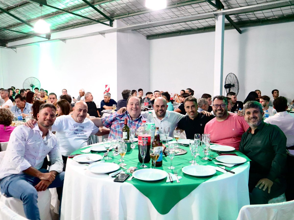 Agradecemos a las autoridades de la Secretaría <a href="/deportembb/">Deportes Bahía</a> <Gustavo Lari, <a href="/SebastinBariso1/">Sebastián Barisone</a>, Leandro Iribarren>, de la la Liga <a href="/lidabboficial/">LIDA Bahia Blanca</a> <<a href="/sebamarchese/">Sebastian Marchese</a> y Ángel Tuma> y <a href="/elpeche1973/">sergio peysse</a> presentes anoche en la Fiesta anual de #LaLiga 🎉 🏆 🥂