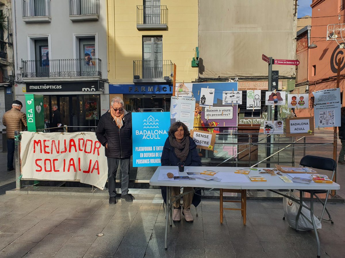 BadalonaAcull's tweet photo. Participant en el 25é aniversari de l'event de La Sopa de Pedres, Badalona Acull volia posar un punt reivindicatiu a una celebració que fa crida a la solidaritat i defensa dels més vulnerables. 
MENJADOR SOCIAL I ALBERG D'EMERGÈNCIES JA!!! https://t.co/0b6hzFp5un