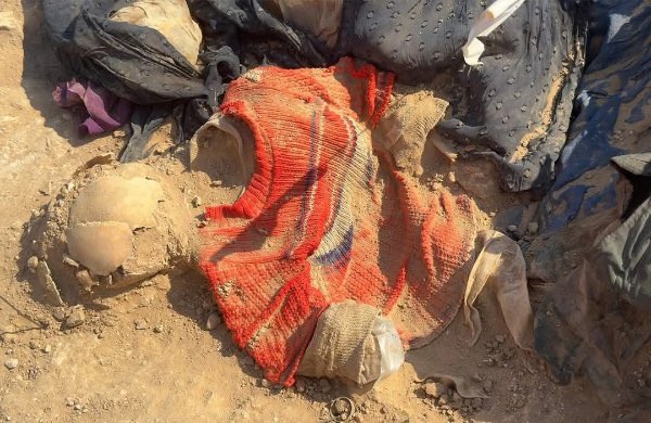 Duhok_Buzz's tweet photo. New mass graves of Kurdish victims of the former Iraqi regime have been discovered in the Samawa desert, Iraq.

•The grave measures 2 meters in width and 16 meters in length.
•It contains the remains of approximately 150 Kurds, including children, women, and the elderly.. https://t.co/kp7f11B9Wx