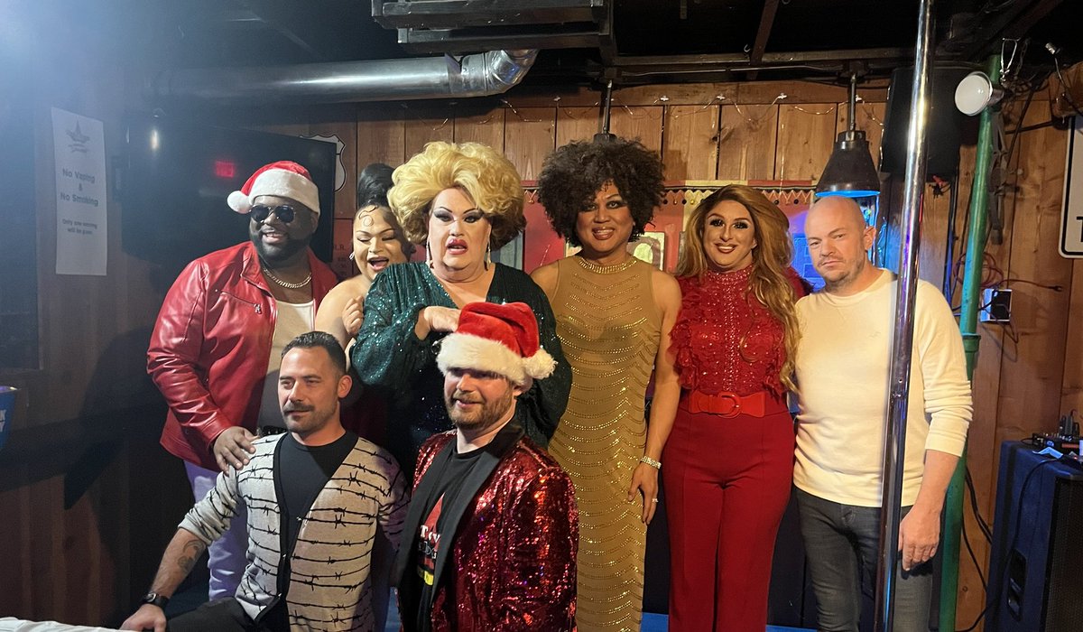 thedevinaross's tweet photo. Aunt Rita’s/AIDS Walk Fundraiser Cast at Nu-Towne Saloon yesterday! Front row: Stacey Cavaliere, Mitch Buckley. Back row: Ricky Royally Grande King, Kimberly Ka’Oir, Pussy Lehoot, me, Savannah Stevens and Jason Huerta. https://t.co/6tlL4g3WTv