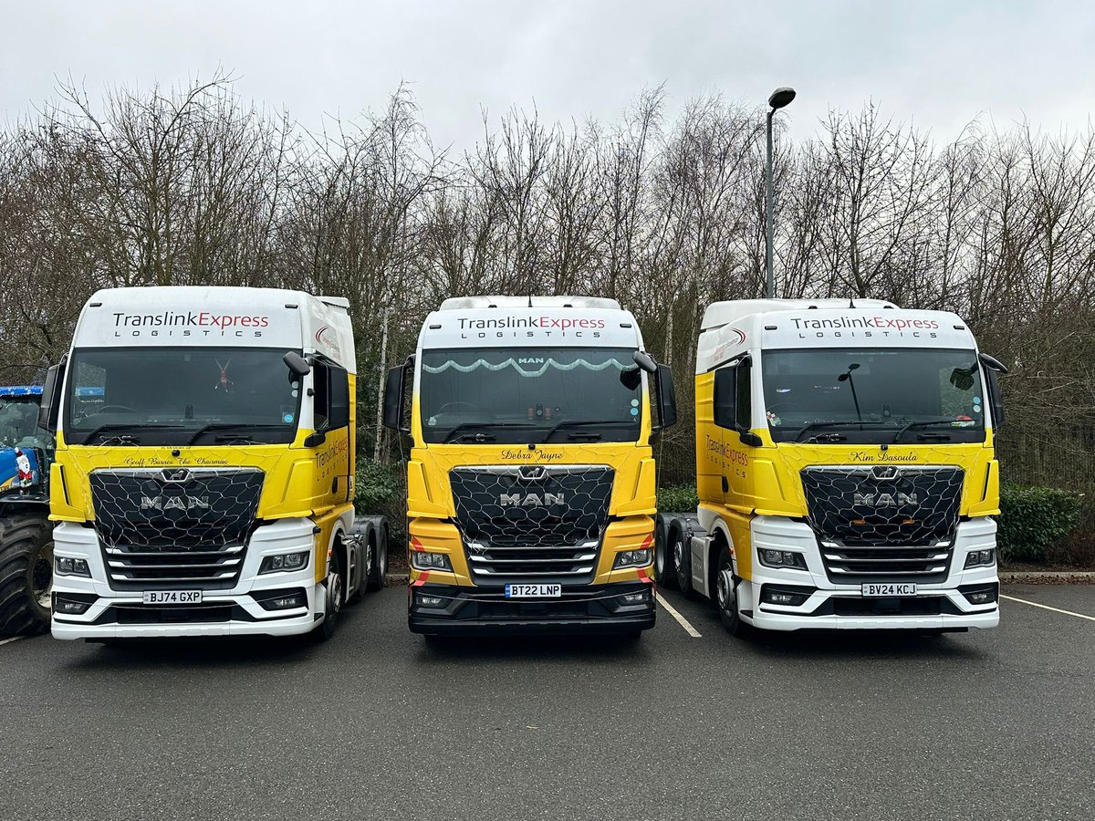translink_uk's tweet photo. Ready and raring to go for Archers Festive Tractor Run🎄 🎅 ⛄️ Elfin has been overseeing the operation and has even managed to hitch a lift!
See you all later 👋
Please send us any good pictures, thank you! 🙏 ❤️ #translinkexpress #logistics #elfin https://t.co/EtpH02JqhT