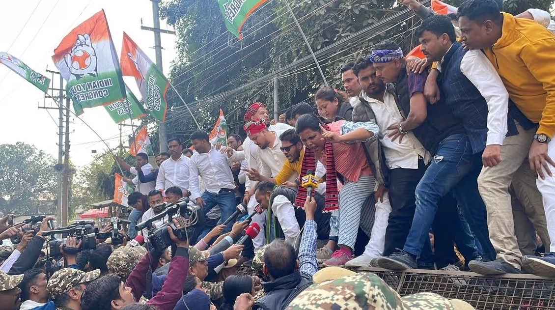 ChetryBikash's tweet image. Assam&apos;s BJP govt led by CM #HimantaBiswaSarma detained Congress leaders for merely protesting the death of party worker #MridulIslam. Islam died after police tear gas attacks during a peaceful march.

Detaining Assam Congress chief @BhupenKBorah , IYC President @UdayBhanuIYC and…