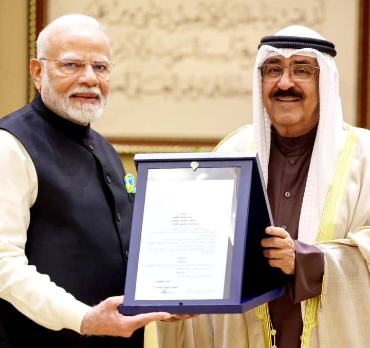 MSufiSaint's tweet photo. प्रधा���मंत्रीश्री @narendramodi जी को कुवैत द्वारा सर्वोच्च नागरिक सम्मान ‘द ऑर्डर ऑफ मुबारक अल कबीर’ से सम्मानित किया गया है !! 
यह हमारे माननीय @PMOIndia जी की वैश्विक स्तर पर बेजोड़ नेतृत्व क्षमता और भारत की बढ़ती प्रतिष्ठा का प्रमाण है !!
#Kuwait https://t.co/3sRQja4PzA