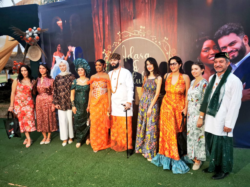 Nijerya/Abuja'da oğlumuz <a href="/Batuhanemreyeni/">Batuhan Emre Yeni</a> ve gelinimiz İdara Kristina Amaka'nın geleneksel kız isteme seremonisi ve akabinde geleneklerine uygun giyindik ve düğün törenimizin Nijerya bölümünü gerçekleştirdik. 
Nijeryalı dost ve akrabalara seneye Antalya'da görüşürüz dedik ve