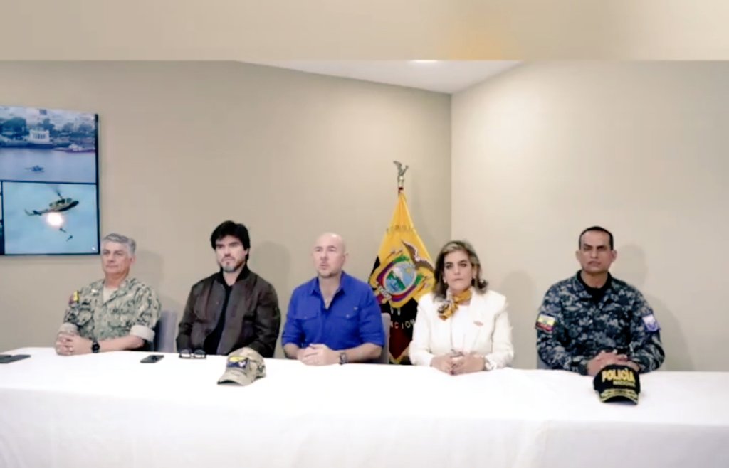🔴 La <a href="/FuerzaAereaEc/">Fuerza Aérea Ecuatoriana</a> montó el operativo en el que persiguieron a los niños, los subieron a una camioneta con logo de la institución, ahí los golpearon mientras se los llevaban para luego desaparecerlos. Hay videos, testigos, llamadas y hasta ropa de los niños en Taura, estas son