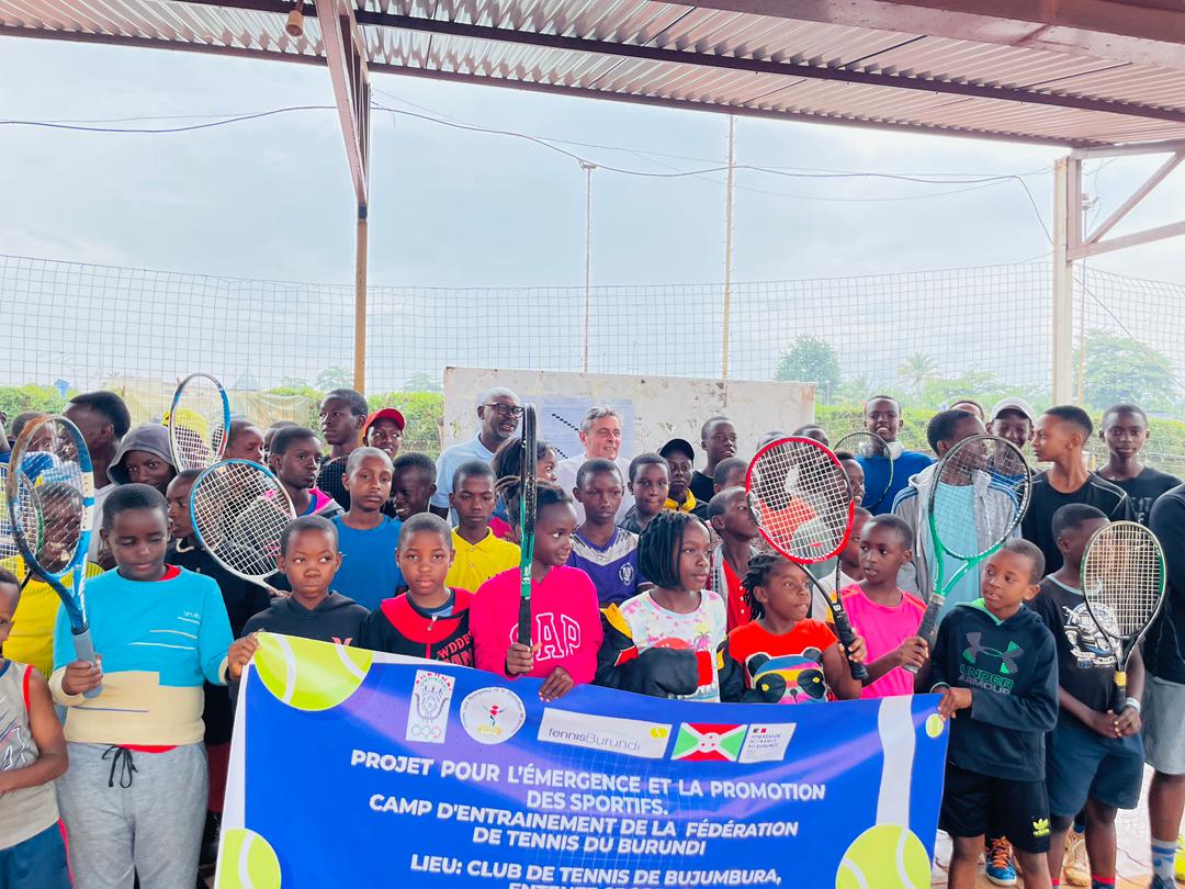 MagazineJimbere's tweet image. 🔴🎾 6 joueurs de tennis aux talents prometteurs vont bénéficier d'un programme d'amélioration des performances pendant 11 mois, un projet à hauteur de 50.000.000 BIF financé par @franceauburundi via @NationalComite 

✍🏾 Les activités marquant l'inauguration de ce projet #Peps
