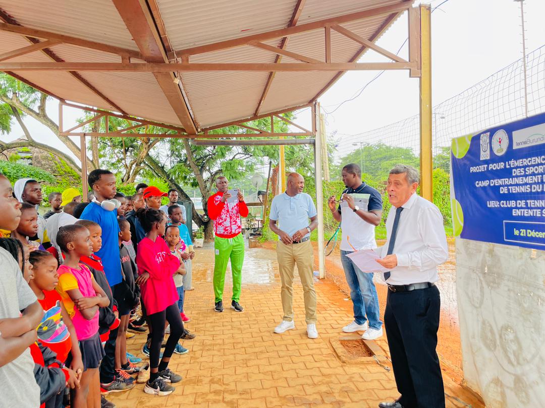 MagazineJimbere's tweet image. 🔴🎾 6 joueurs de tennis aux talents prometteurs vont bénéficier d'un programme d'amélioration des performances pendant 11 mois, un projet à hauteur de 50.000.000 BIF financé par @franceauburundi via @NationalComite 

✍🏾 Les activités marquant l'inauguration de ce projet #Peps