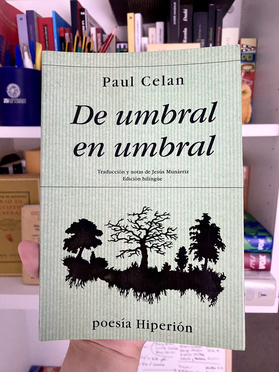 «Aquí —quiere decir esta ciudad / gobernada por ti y por la nube / desde sus tardes»