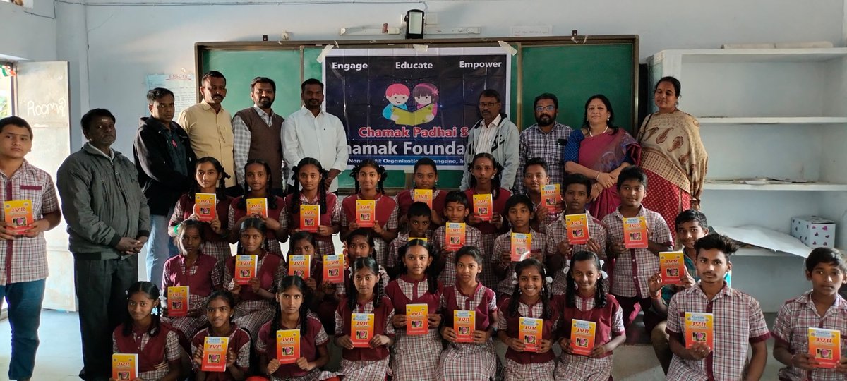 chamakNGO's tweet photo. #Chamakfoundation
#chamkpadhaise
English grammar books distribution programme conducted at ZPHS , Nallabelli Mandal Wardhannapet Mandal, Warangal dist. https://t.co/gSNnSpjLoA