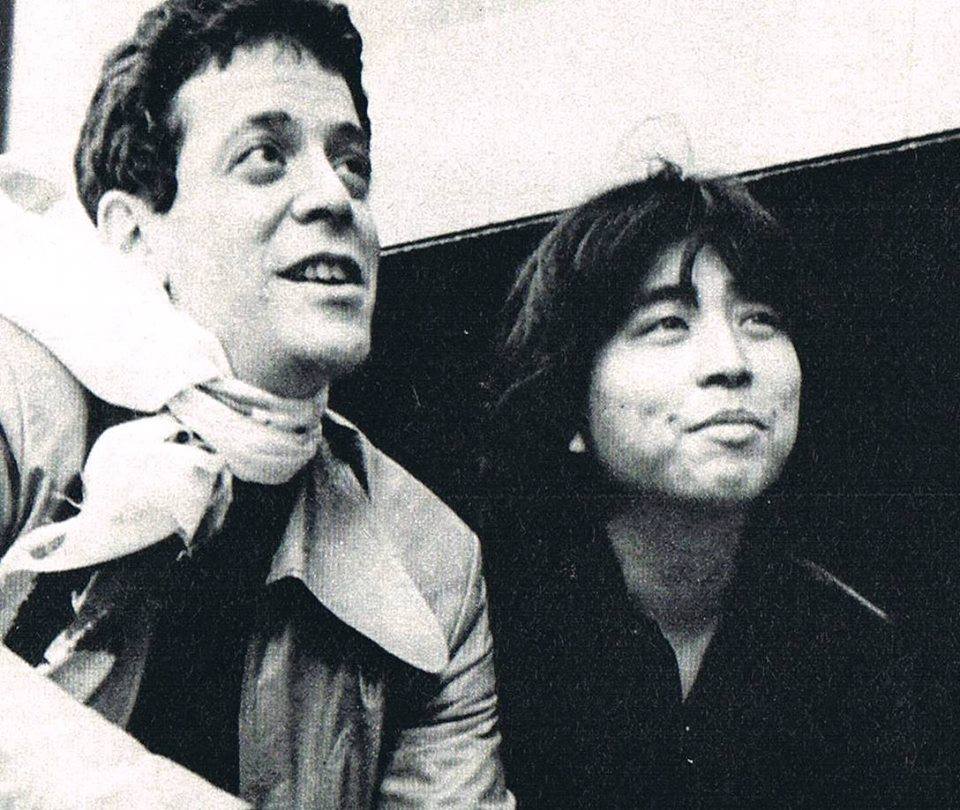 aoshi452's tweet photo. 1977年頃にルー・リードが来日。コンサートではなく機材のスポンサーがらみの訪日だった。レコード会社から「インタビューしませんか」とオファーをいただいた時、村上龍さんとの対談が頭をよぎった。当時のマネージメントをしていた方の協力で実現した。
写真は「ミュージックライフ」より転載 https://t.co/yRI6jC0cKL