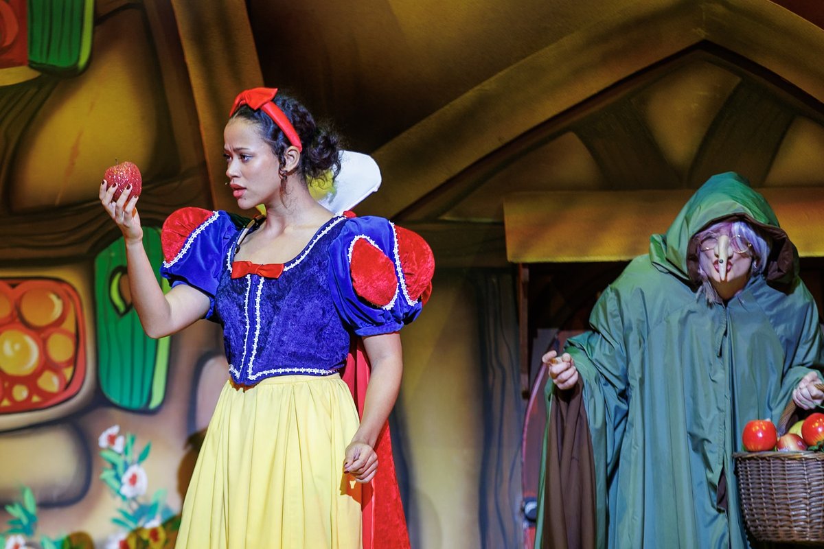 fairfield_halls's tweet photo. She's behind you, Snow White!

🍎 Snow White &amp; the Seven Dwarfs
📅 Fri 13 Dec 2024 – Sun 5 Jan 2025
🎟️ Buy tickets: https://t.co/chy6t2UR4p

#CroydonPanto

@ukp_ltd
@kelshirl
@jamiesteen
@charlieguest88 https://t.co/yGdO7PgVpV