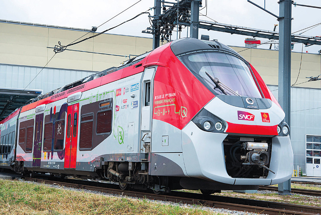 Avancée des expérimentations de TER décarbonés. À l’occasion de la parution de son rapport RSE (1), SNCF Voyageurs a réalisé un point complet sur la décarbonation de ses matériels TER, en particulier les AGC et Régiolis. Le Régiolis au biocarburant... ow.ly/SnCh105SjbG