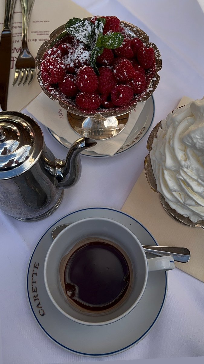 bydalia0's tweet photo. Yummy! 🍫🤎

#Paris #paris 
#Paris2024 
#باريس #فرنسا https://t.co/qacFMOXDcc
