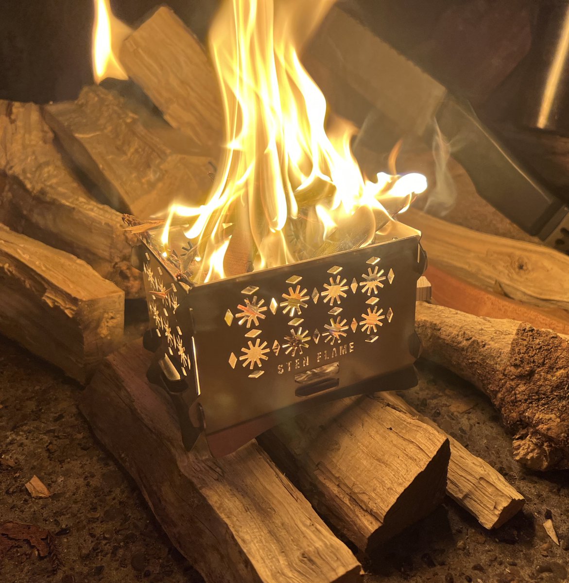 mashiwaka1's tweet photo. 素敵な焚き火台をいただきました。^_^
「STEN FLAME LIGHT」。炎で浮かび上がるデザイン。組み立て式でコンパクトでネイチャーストーブのようにも使えます。デニムのポーチもイイ!
#焚き火
#STENFLAME
#焚き火台 https://t.co/cyzGv8bHW7