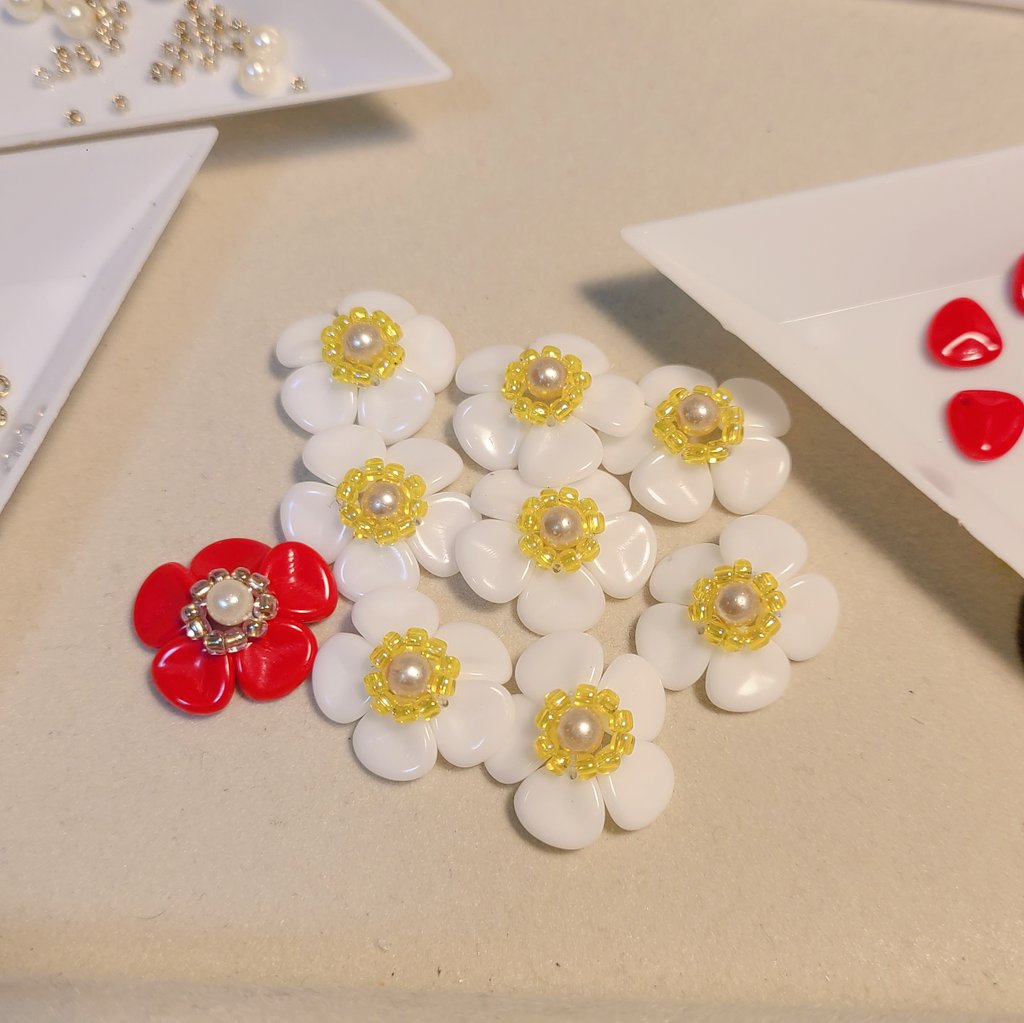 makio0814's tweet photo. お正月に向けて梅の花を咲かせています…🌸

#ハンドメイドアクセサリー 
#ハンドメイド
#新春 https://t.co/nkvrHH8Psy