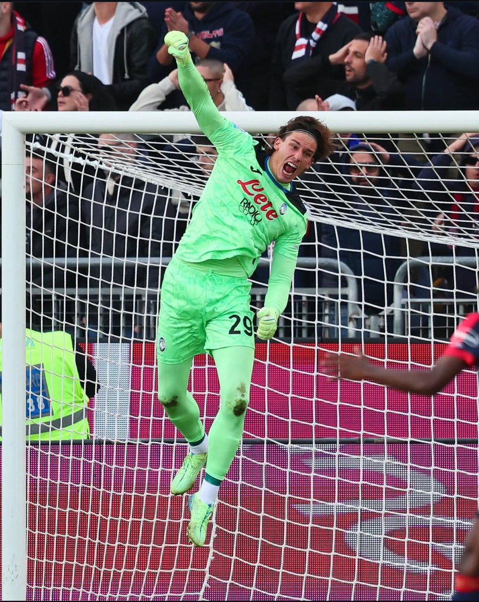 Marco Carnesecchi
Muslera en kötü sezonunu geçiriyor kaleye gelen şutların çoğu gol oluyor zorlamadan güzelce veda etmek gerekir bazen 
Bu sezon muslera 16 maç 19 gol yemiş 
Zorlamamak gerek bazen sözleşme uzatmak bizi üzer hedef Avrupa ise ona göre reaksiyon almak gerekiyor…