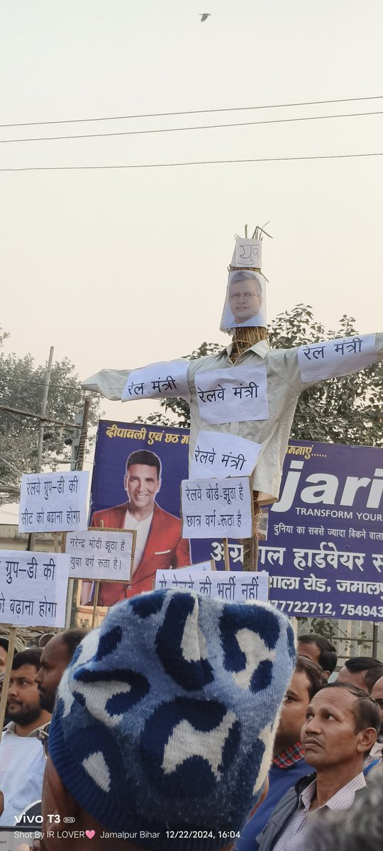 ShipendraVishw2's tweet photo. Railway Group D vacancy out✔️

Total post =32,438
इतने सालो बाद इतनी कम वैकेंसी देकर रेलवे क्या युवाओ का मजाक उड़ा रहा है 😡😡😡

कम से कम 80000+ vacancy होनी चाहिये थी
@AIRAAAOFFICIAL https://t.co/ZSOObY30GD