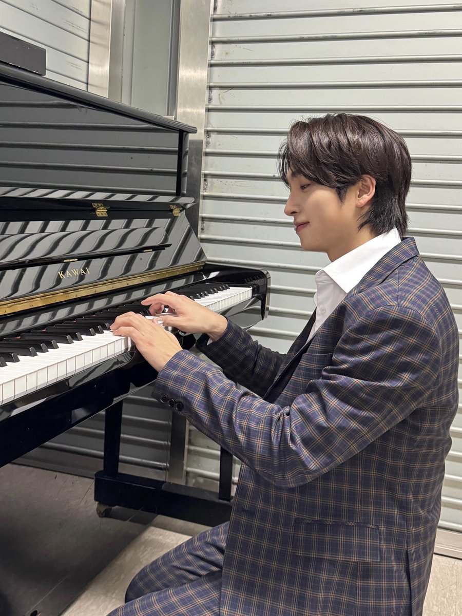 THEBOYZ_officl's tweet photo. [📸] 상연 뮤지컬 블러디 러브 6회차 완료✨ 애드리브부터 액션까지 잘하는 상연이가 기특해서 복복복🫳🫳🫳

#THEBOYZ #더보이즈
#SANGYEON #상연 https://t.co/ZXtNNWEM6u
