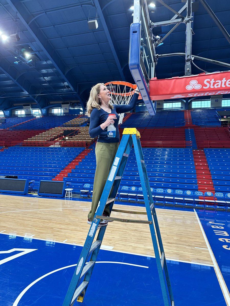 debbieantonelli's tweet photo. Last year in #allenfieldhouse the incredible game day crew let me help get “game ready” in #ThePhog
Special place requires special attention to detail!
ESPN 3p w/ @RichHollenberg https://t.co/IdiXche1kM