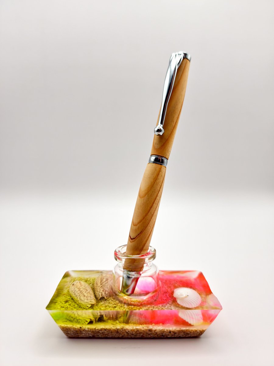 クリスマスだ！プレゼント企画だ！

今回は……
・モミの木のボールペン
・レジンペン立て
の2点セットです！

1名様に当たります🙆

応募は当ツイートのリツイート、当アカウントのフォローです。
プロフのインスタグラムもよろしくお願いします🙇