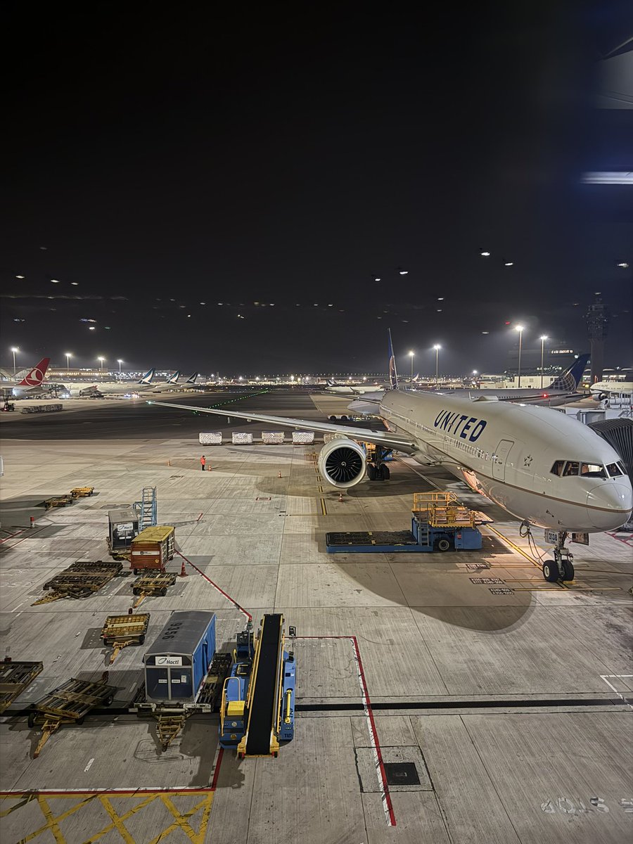 FM345's tweet photo. @united HKG tonight. 
Time to go home! https://t.co/XuKcbhMH18