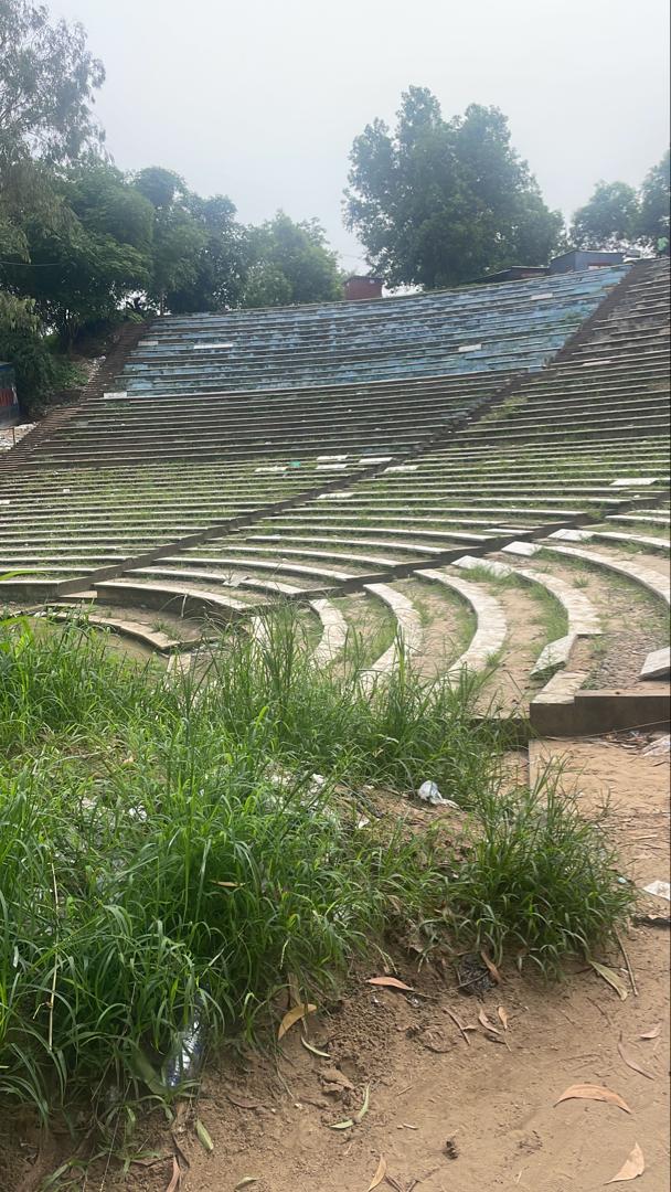 Cet endroit n'est pas à présenter pour ceux qui comme moi sont passés par L'université de Kinshasa (UNIKIN).
Sommes-nous collectivement fiers de cet état de chose?
L'université ne manque pas  la main d'œuvre nécessaire pour faire briller cet endroit si important.
#TOBONGISA