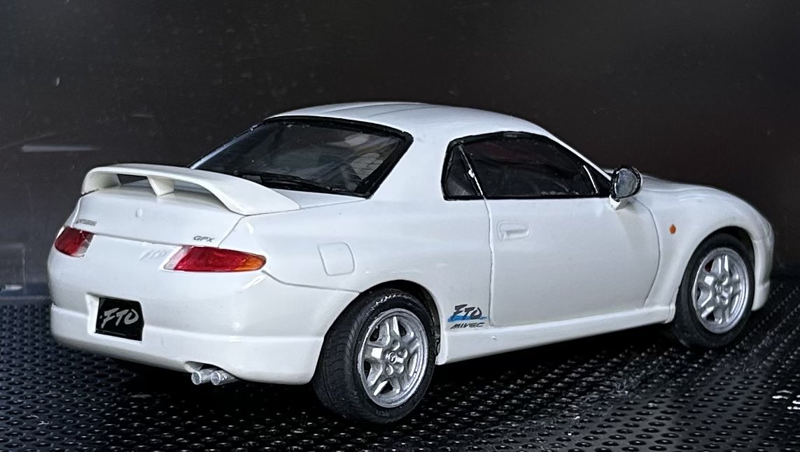 kima_jo's tweet photo. 乗ってきた車の模型が完成品が欲しかったけど買えないので車のプラモデルをはじめて色塗って作った。
はじめて新車で買ったFTO GPX
買った時と同じ白で塗装。
ガンプラをマーカーで部分塗装しかできない身としてはこれが限界
＃カーモデル
＃プラモデル 
＃フジミ
＃FTO https://t.co/r0jKCOsGWK