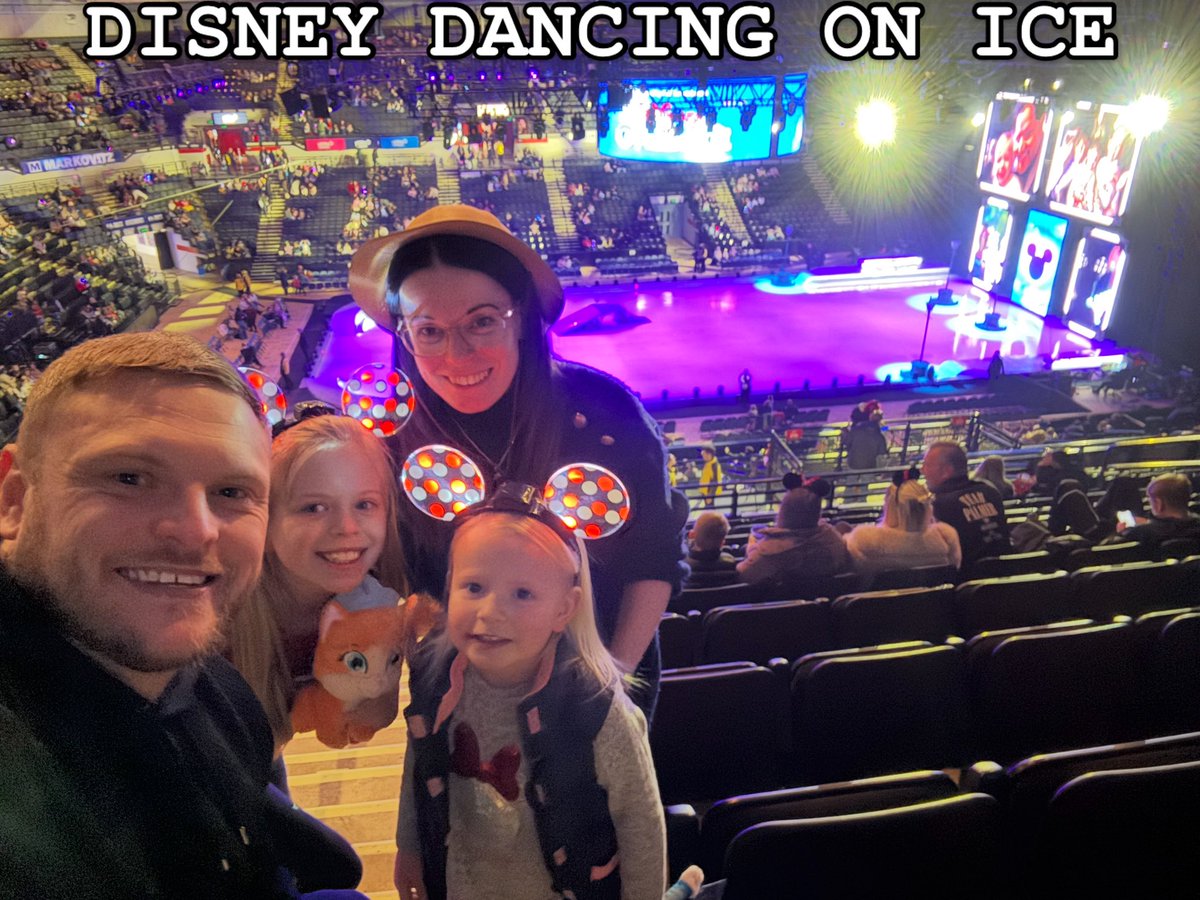 Animal1six5's tweet photo. #disneyonice #sheffield https://t.co/ihiZLs8i4Y