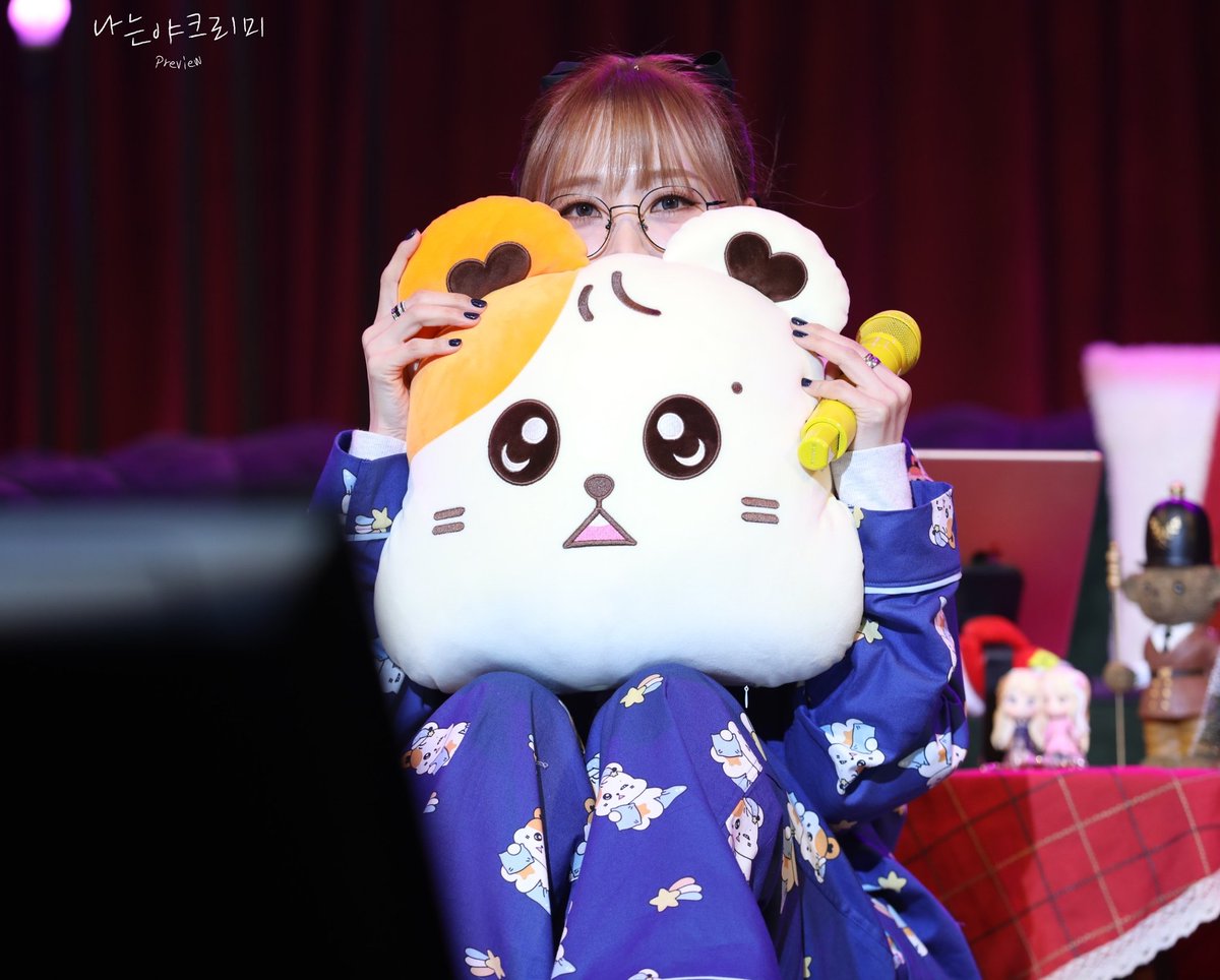 creamy_mmm0619's tweet photo. 241222 Twinkle Twinkle  문별
 별똥이 창단식 팬미팅 2부

햄뵤리쿠션 원츄🥰
뵤라😍

#마마무 #문별 #Mamamoo #Moonbyul https://t.co/AP0yUvnWGu