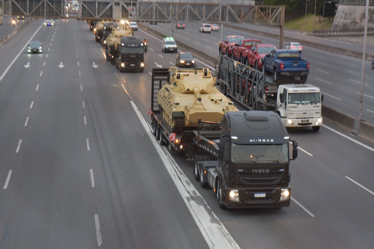 luispetri's tweet photo. LOS TAM 2C-A2 EN MOVIMIENTO.
Desde Boulogne hasta Magdalena, el primer escuadrón de Tanques Argentinos Medianos modernizados avanza hacia su nuevo destino: el Regimiento de Caballería de Tanques 8.

Más equipados, más preparados, más fuertes. El @Ejercito_Arg sigue adelante, listo para proteger a todos los argentinos. 🇦🇷