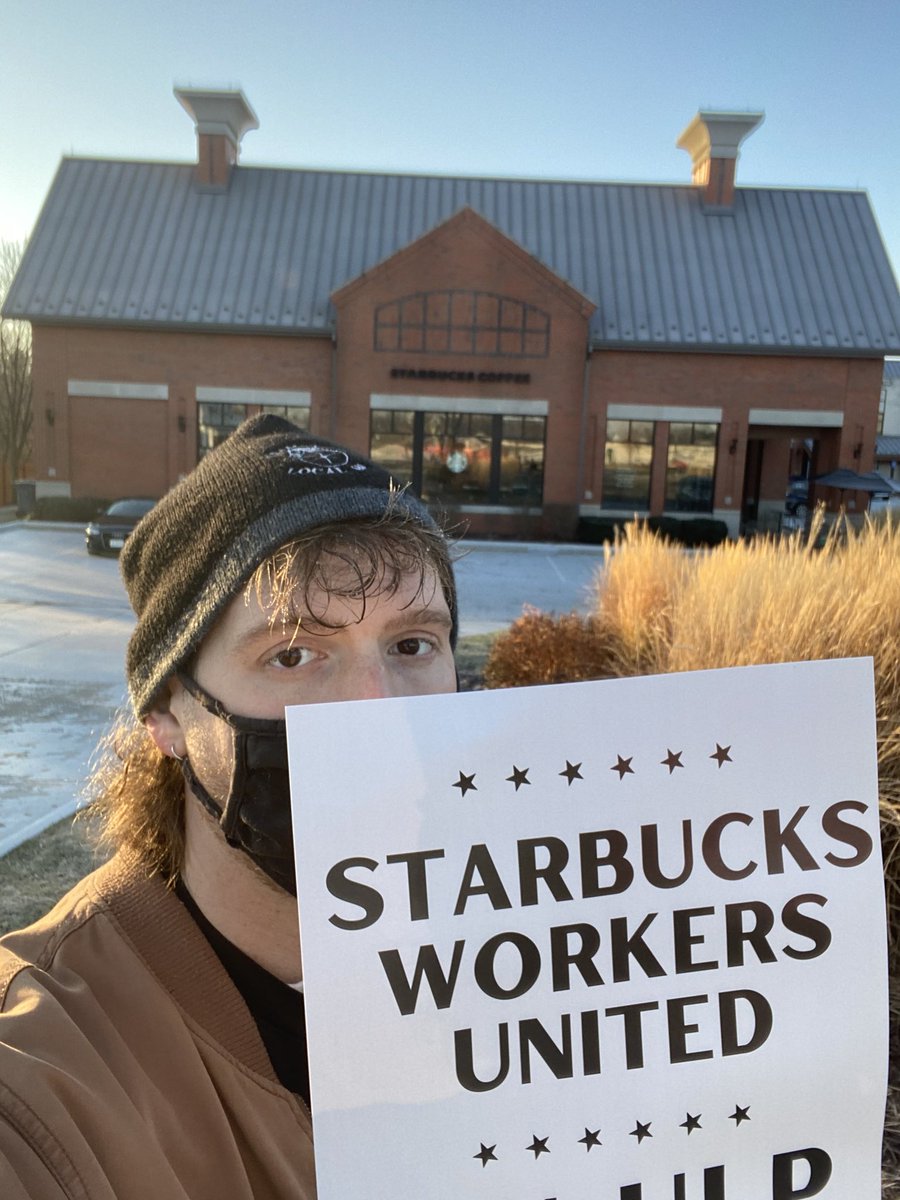 St. louis joins the starbucks strike wave today! We’re outside and so far closed <3 Merry strikemas yall